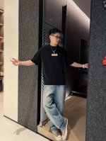 25Ss Lv新款圆领短袖T恤 选用330克双纱平织棉面料打造 胸前Lv Lovers硅胶材质标识 后部点缀Marque L.Vuitton Deposee标签