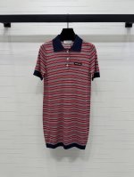 上新原单高端品Miumi*2025春夏最新系列！翻领条纹针织连衣裙 定制Yb羊毛纱线织造 细腻肌理 透气舒适 翻领针织连衣裙剪裁 时尚调性 通体红白条纹交织 领