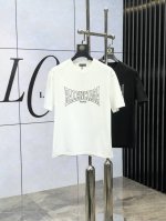 p200。巴黎世家。2025春夏新品时尚圆领短袖高级定制百搭款式！更有实用感 任何人都可以轻松驾驭 采用欧棉纯棉面料制作，奢华经典品牌Logo设计，W非常显档次