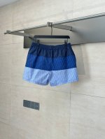 dio* 迪奥 25Ss春夏新款 拼色拼接沙滩休闲短裤 采用100%锦纶面料，上身舒适透气 在定染的锦纶面料上拼接不同色系的字母Logo 定位裁剪拼接对位，根据