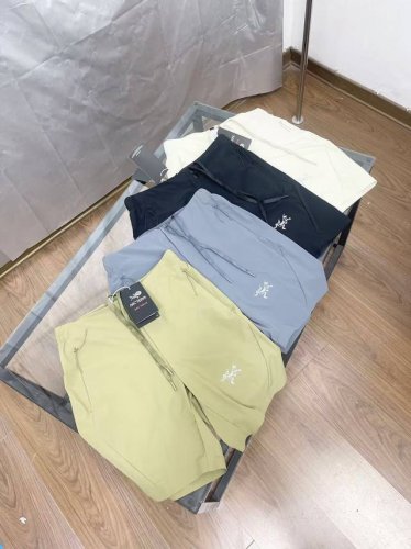 上新 实拍奉上 Arc‘Teryx 始祖鸟 夏季新款轻量速干高端商务系列短裤！ 始祖鸟近两年来一直主打的高端系列，此系列秉承了专业性的设计理念，美观性和耐久性于