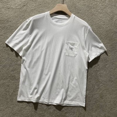 Arc’Teryx 始祖鸟 24Ss夏季经典简约小口袋情侣短袖T恤 颜色：黑色 白色 卡其 墨绿 铁灰 咖灰 尺码：Ｓ M L Xl 2Xl 3Xl 如今热销的