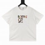 loewe 罗意威 半手绘涂鸦刺绣Logo短袖 采用180克迈巴赫爽棉面料，前幅采用进口机数码直喷，经5次打版调色，由深至浅，渐进过程自然而又丰富，前幅采用进口