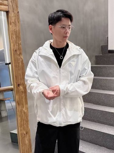 96067 套装款 有配套裤子 季度：2025春夏款 尺码：M-4Xl 版型：宽松宽松版 工艺：前幅做章仔工艺 后幅做三角形金属标的装饰设计 速干料子 上身超级