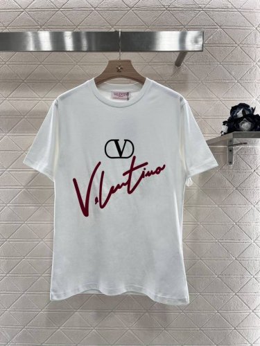 A611# 上新！ Valentin*2025新品上架 圆领字母印花 胸前撞色徽标和Slogan碰撞 充满个性的时尚感立现 黑白经典配色打造百搭风格 时髦减龄