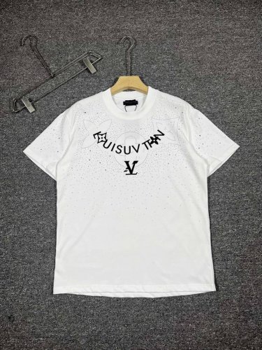 Lv2025年春夏系列 h8035 1.颜色 黑色 白色 2.尺码 M-3Xl 3.版型 微阔短袖T 4.成份 潮棉平纹面料 245克重 100%纯棉 手感挺括