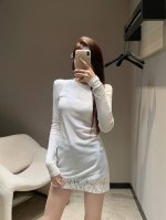 miumi* 25Ss春夏新款 微标蕾丝拼接长袖中长款T恤丨独家Yb开发！高版出品！定制面料，柔软细腻巨巨巨舒服，经典品牌Logo贴布点缀，内搭叠穿或单穿都可以