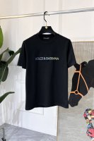 Dg 2025Ss蛇年贺岁款春夏精品短袖T恤 官网同步 高端品质 定制顶级丝光棉面料，顶级大厂1:1制作，时尚大牌重工艺Logo设计，手感柔软细腻 穿着亲肤舒适