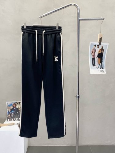 louis Vuitton路易威登独家专供新款 休闲裤 高端版本！专柜定制面料 透气舒适度高，细节无可挑剔，品牌元素设计理念，体现高品质。手感细腻柔软！呈现休闲