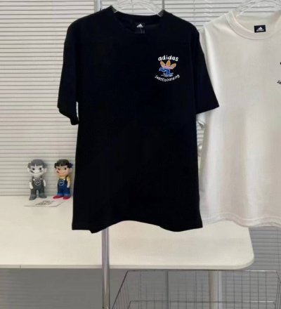 阿迪达斯Adidas滑板车印花百搭2 克重磅纯棉短袖T恤简约圆领落肩短袖 此款采用2 G重磅棉 亲肤舒适，透气凉爽加厚螺纹领 配以二本针走线 使得领子经久不变型