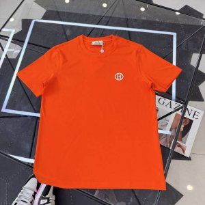 爱马仕 春夏新款首发专柜最新款短袖圆领T恤 高端订制 设计前卫时尚 品牌Logo重工艺设计 高端定制进Lol液氨匹马棉面料.手感柔软.穿着舒适.专柜级别精致车线