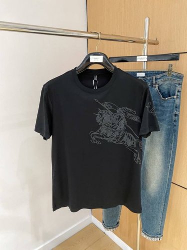 巴宝莉25Ss春夏 新品 定制蚕丝面料丝滑透气！时尚经典圆领短袖时尚单品设计，更加时尚舒适，高标准定制，上身非常有型，胸前品牌经典Logo 图案 客供辅料，客供