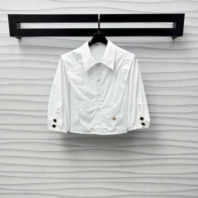 Louis Vuitto*2025新品上架 翻领短款衬衣 定制Yb进口斜纹全棉材质 舒适垂顺有型 沿用开襟纽扣调节设计 配合立体轮廓线裁剪 增添造型层次感 袖口