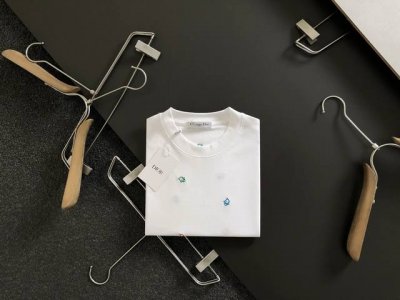 ch*合身版型M-Xxxl 25春夏顶级黑色金属附件经典十字重磅经典短袖，精致工艺专柜面料，顶级元素融合打造，经典短袖3标齐全，潮男时尚，无论是上身舒适度还是都
