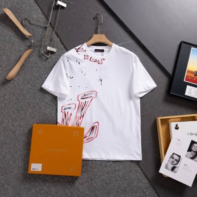 盒子10元 Louis Vuitton Lv 路易威登 25Ss最新顶级手绘Lv品牌元素标志性 Logo涂鸦泼墨手绘工艺短袖T恤，彰显品牌魅力。 260克纯棉