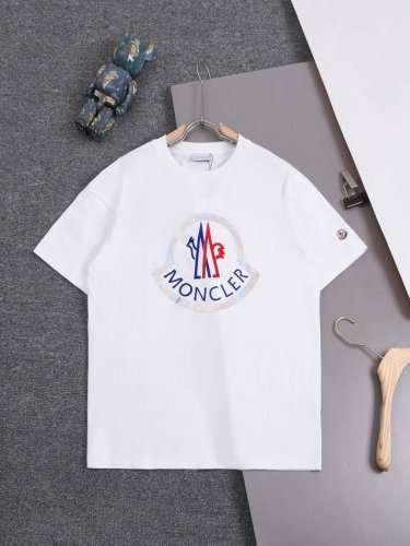 高品质 Moncler 蒙口炫彩印花新款T桖！ 25Ss春夏新品，官网旗舰店同步开售，胸前大Loog采用炫彩印花，非二次开发，原版成型，袖口手臂章仔采用刺绣小标