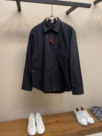 loewe Anagram 口袋衬衫 定制P-Soft风柔棉 该款面料是全棉时代自研的 有着“越洗越软”的特点 细腻柔软 舒适贴肤 一抹黑色 尽显非凡品味 优雅