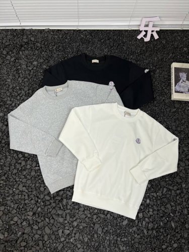 蒙口Moncler宽松休闲纯色时尚百搭圆领套头卫衣 男女同款 厌倦了繁琐的穿搭？蒙口Moncler这款纯色圆领套头卫衣，用极简设计诠释高级感！精选优质棉质面料，