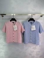Chane*2025新品上架 珠片银丝针织短袖开衫 定制Yb进口纱线织造 质感高级舒适 圆领针织短袖开衫剪裁 优雅黑粉蓝白四色可选 面料穿插银丝 满身细闪珠片