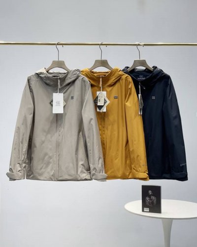 可隆 Kolon Sport 连帽软壳夹克 这款设计简洁而极致通用，面料采用Bluesign认证的面料，Tri Durance防水防雨面料，轻薄而耐磨，防风、防