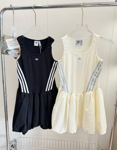 价格P： 品名：Ad 三叶草刺绣芭蕾风背心花苞蓬蓬裙 尺码：S.M.L 颜色：奶白色 黑色 太喜欢了，购入了两个色，原版版型！反反复复修改好多次，终于出货了。弹