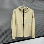 特价不退换 码数：M 2件 Xl 1件 Monc 蒙口 新款防晒衣 印花Logo高品质，低调奢华 ，时尚宽松连帽外套潮 ，早春必备单品 颜色： 黑 绿 杏 码数