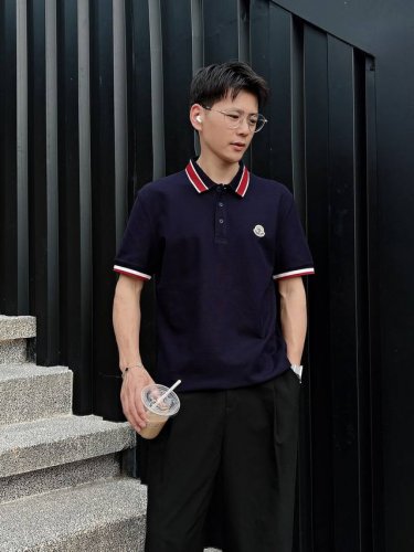 Mo 商务休闲通勤款,渠道精品唯美主义的英式裁剪艺术尽显男士魅力风采. 25春夏 专属标识polo衫短袖T恤 经典的翻领裁剪工艺从未停止.既不单调也不复杂,匠心