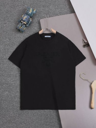 高品质 prada 普拉达3D暗纹压花立体浮雕T桖 25Ss春夏新品 官网同款 p家一直不仅注重外表还着重打造内涵 期许着要用服饰来打造的优雅风 固守本质 普拉