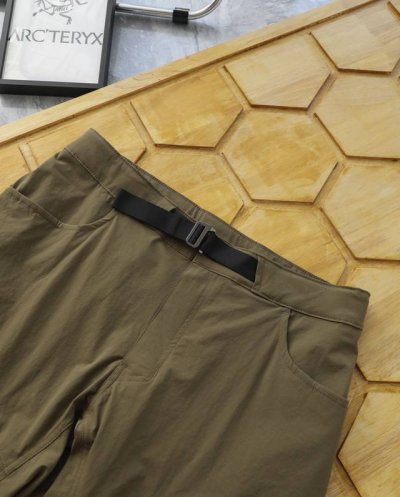 细节图 Arc'teryx 始祖鸟新款户外轻量速干弹力耐磨软壳刺绣款短裤 经典刺绣 轻量.耐磨.耐候的软壳短裤，适合温暖气候中的攀岩面料拼接分区贴身设计 在需要