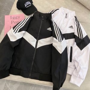 Adidas阿迪达斯三道杠专柜同款发售经典三杠立领夹克最优品质 爆炸上新 出街回头率超高的的夹克外套！三杠的设计搭配上左胸的小Logo设计，既经典又不失新潮！定