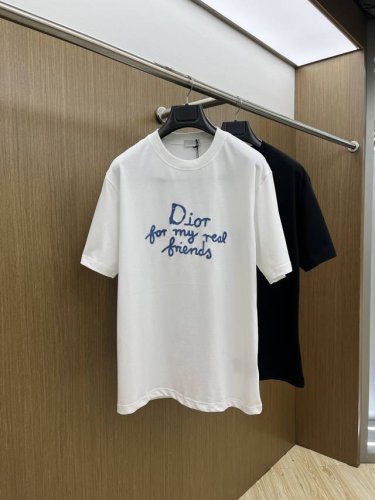 Dior迪奥2025新款字母刺绣棉质平纹针织短袖T恤男女同款 这款 T 恤展示来自 Dior And Hylton Nel 联名系列的 Dior For My