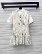 dio*2025新品上架 印花短袖连衣裙 定制Yb进口全棉材质 质感光泽 垂顺有型 通体新中式元素满印兰草图案 彰显品牌调性 清爽文雅气息 半开襟钮扣调节 配合