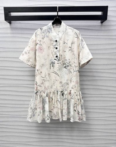dio*2025新品上架 印花短袖连衣裙 定制Yb进口全棉材质 质感光泽 垂顺有型 通体新中式元素满印兰草图案 彰显品牌调性 清爽文雅气息 半开襟钮扣调节 配合