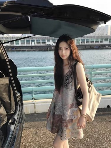 高级版大量出货浪漫印花拼色感假日扭结吊带连衣裙，微宽松A版设计遮肉显瘦，自在随性 前后V领设计，视觉拉长脖颈线条 肩部扭结设计增加层次感 Smlxl