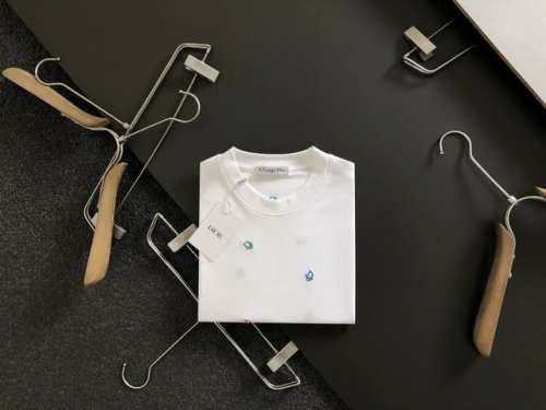 ch*合身版型M-Xxxl 25春夏顶级黑色金属附件经典十字重磅经典短袖，精致工艺专柜面料，顶级元素融合打造，经典短袖3标齐全，潮男时尚，无论是上身舒适度还是都