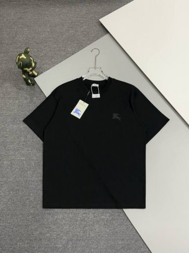 高版本] Burberry巴宝莉 25Ss 后背圆圈战马发泡印花短袖T恤 选用洗水精梳全棉32支280G面料 背部植绒印花灵感来自 20 世纪上半叶的品牌典藏目