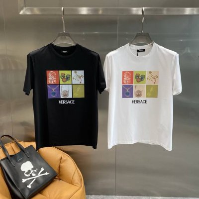 范家 范思哲T恤 夏日缤纷时尚之选简约大方 胸前色彩斑斓的图案 将品牌元素以独特的方式呈现 搭配下方醒目的 Versace 字样 时尚又富有艺术感 瞬间让整体造