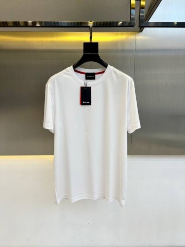 Kiton-2025春夏新品男士圆领丝光棉短袖T恤，前胸的Logo 设计极具表现力，用极特色的色彩构造出美学的的空间感，搭配简单大方的圆领，舒适的面料能让你尽情