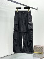 始祖鸟春夏25Ss休闲裤金典再次出现，原单订制高品质时尚休闲裤。超级百搭款。独家定制面料，挺阔有型，贴身舒适。原版定制专柜最新五金辅料。超靓版型、上身显腿修长，