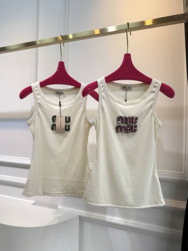 miu Mi女士刺绣徽标罗纹针织背心 这款线条简约的针织上衣增添了亮丽的色彩与标志性元素 风格百搭 适合搭配各种造型 sml