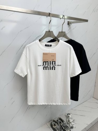 miumiu 2025春夏新款首发专柜最新款短袖圆领T恤 高端订制 设计前卫时尚！品牌Logo重工艺设计 高端定制280克面料.手感柔软.穿着舒适.专柜级别精致
