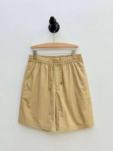 gu 印花压纹棉府绸短裤 代工厂p出品 春夏新品 单品右后裤袋的品牌Logo印花压纹 既呼应品牌标识 又以低调方式强化视觉层次 印花压纹工艺使得图案立体而不突兀
