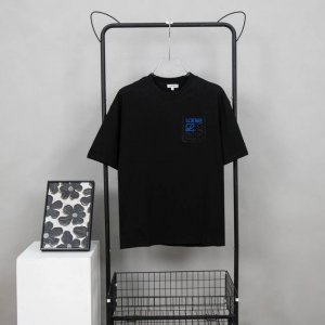 顶级版本 款号K493 Loewe 罗意威 23夏季新款系列 口袋立体绣T恤，质棉质平纹针织圆领 T 恤，饰有纹理 Anagram 立体刺绣。。料采用100%进