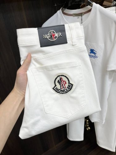 主推 Moncler 2025春季独家专供新款秘蒙口潮男时尚休闲牛仔裤，春季新款裤子 高端欧版原单潮流时尚休闲裤子 透气舒适度高，细节无可挑剔，品牌元素设计理念