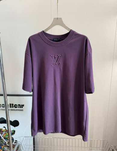 100 品名：Lv 24Ss浮雕Logo贵气紫短袖T恤 尺码：M.L 颜色：紫色 最强爆款，贵气茄紫。是颜值在线不说，就是那种很神秘的大女主。高级气质，毫不费力