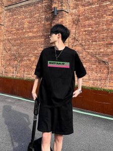 上新Nike 耐克情侣款圆领短袖T恤，全部采用上等原料，质感好颜色鲜明！ 这种款式上身回头率超高！基础款的圆领Tee,男女均可驾驭！ 尺码：S-3Xl 颜色：白