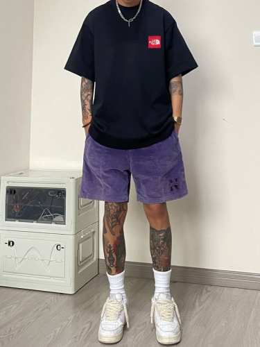 上新！北面夏季新款短袖T恤,图案看起来满满的设计感！版型剪裁特别有讲究！上身很洋气显瘦内搭外穿都看 高密针织圆领设计，平整简约！亲肤透爽！T恤面料的柔软性舒适性