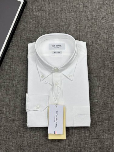 Tb Thom Browne 磨毛加厚衬衫，品质之选，优雅尽显 工艺独特，细节满满！！！在繁忙的都市生活中，一件得体的衬衫是商务与休闲场合的必备之选。Tb品牌，