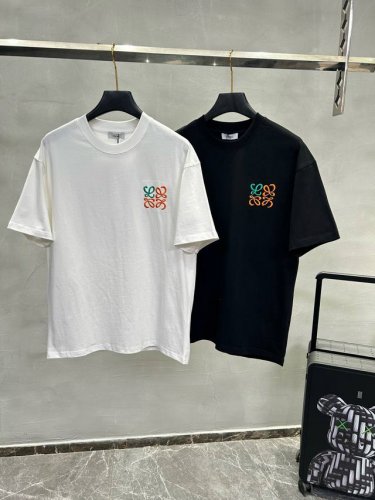 Loewe 25Ss新款圆领T恤！潮人必备！刺绣印花工艺.经典色彩搭配时尚好看.整体效果年轻有活力！280G棉材质精制而成，着感手感都相当舒适.手感细腻有质感！