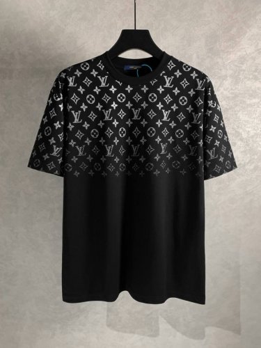 高品质 Louis Vuitton 路易威登 渐变满印短袖T恤 三标齐全 采用高端索罗娜布料 渐变印花工艺 所有手感非常舒服 Os落肩版型，时尚又个性，超级百搭